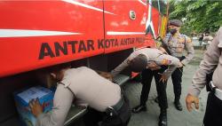 Pastikan KTT G20 Aman, Polisi Sweeping Penumpang Bus Tujuan Bali di Terminal Bungurasih