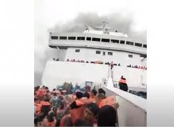 KM Mutiara Timur 1 Terbakar di Selat Bali, Ratusan Penumpang Pakai Jaket Pelampung