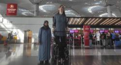 Momen Bahagia Wanita Tertinggi di Dunia Naik Pesawat Pertama Kali