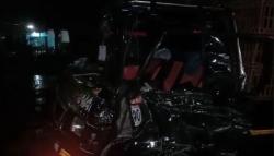 Adu Banteng 2 Mobil di Pangandaran saat Jalan Licin, Kendaraan Rusak Parah<