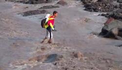 Jembatan Putus Diterjang Lahar Dingin Semeru, Orang Tua Terpaksa Gendong Anak ke Sekolah<