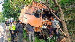 Hindari Kecelakaan Fatal akibat Rem Blong, Sopir Tabrakan Fuso ke Pohon di Cianjur<