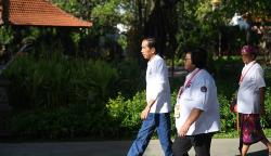 Pakai Celana Jeans dan Kaus Putih, Jokowi Siap-Siap Tanam Mangrove