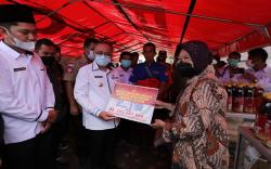 Mensos Beri Santunan dan Modal Usaha kepada Ahli Waris Korban Banjir - Tanah Longsor di Sukabumi