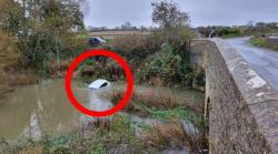 Definisi Apes! Perempuan Ini Terjun ke Sungai Bareng Mobil padahal Baru Dapat SIM