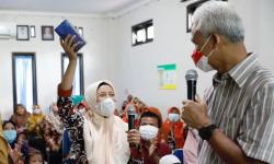 Cerita Salamah, Kader Kesehatan yang Mengabdi selama 35 Tahun Bikin Ganjar Terharu