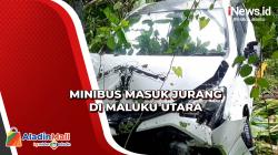 Pengemudi Minibus Alami Patah Kaki Usai Minibus Tabrak Pembatas Jalan dan Masuk Jurang