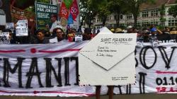 Kantor Pos Malang Janji Kirimkan Ratusan Surat Aremania ke Presiden Jokowi