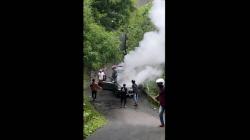 Minibus Bawa 4 Penumpang Terbakar di Tanjakan Kutukan Sendi Mojokerto, Diduga Overheat