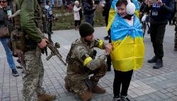Rakyat Ukraina Suka Cita Turun ke Jalan usai Militer Rusia Ditarik Mundur