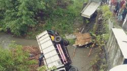 Kecelakaan, Truk hingga Pikap Angkut Ayam Terjun ke Sungai di Dompu, Muatan Berserakan