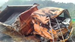 Truk Fuso Pengangkut Hotmiks Tak Terkendali Tabrak Tebing di Garut, Diduga Rem Blong<