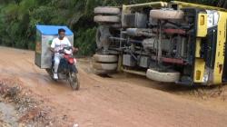 Jalan Rusak, Truk Pengangkut Tandan Buah Segar Sawit di Aceh Tergelincir dan Terguling