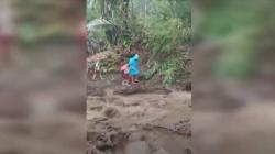 Video Viral Menegangkan, Siswa SD Seberangi Jalan Diterjang Banjir di Karangasem
