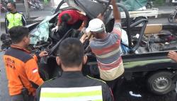 Mobil Pikap Tabrak Truk Parkir di Jombang, 1 Tewas 1 Luka Berat