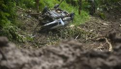 Mobil Terguling ke Jurang akibat Tanah Longsor di Kabupaten Gowa