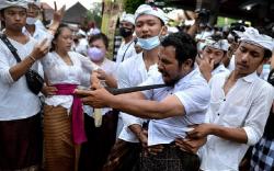 Ritual Ekstrem Ngurek, Tradisi Masyarakat Bali yang Menegangkan 