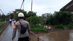 Personel Brimob Cari Perempuan Hilang Diduga Terjun ke Sungai Cimanuk Garut<