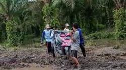 Viral Lewat Jalan Ini Warga Harus Pikul Motor, Bukan Dikendarai