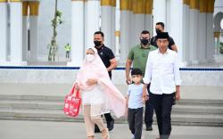 Momen Jokowi dan Iriana Ajak Jan Ethes Salat Duha di Masjid Raya Sheikh Zayed Solo