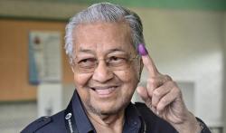 Mahathir Bela-belain Nyoblos Pileg Malaysia meski Baru Keluar RS, Pilih Partai Lawan Anwar Ibrahim