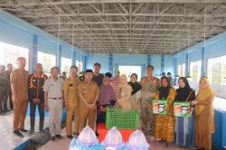 Peduli Masyarakat Pasar, Bupati Yaumil Serahkan Bantuan Perikanan