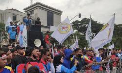 Buruh Ancam Mogok Kerja Massal, Ganjar: Kok Ngancam-ngancam, Mbok Lungguh Ngobrol<