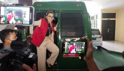 Nikita Mirzani Tampil Modis Pakai Rompi Tahanan Kejaksaan