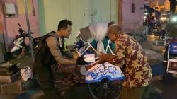 Tim Sparta Polresta Solo Gelar Patroli Sambil Bagikan Nasi Kotak ke Warga