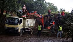 Akses Jalan Raya Puncak Tertutup Longsor akibat Gempa Cianjur<