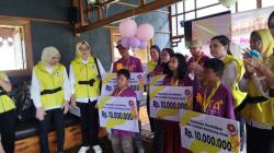 Perempuan Golkar Bersatu Salurkan Beasiswa bagi Anak Penyintas Tragedi Kanjuruhan