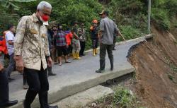  Jalan Alternatif Banyumas-Brebes Putus akibat Longsor, Ganjar: Kita Bangun Jembatan Sementara