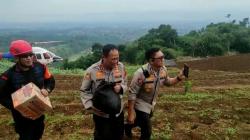 Kapolda Jabar Gunakan Helikopter Antarkan Bantuan ke Desa Terisolasi di Cianjur<
