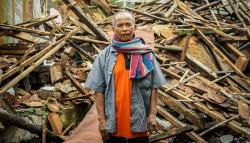 Korban Gempa Cianjur Belum Terima Bantuan, Warga Patungan Buat Tenda Darurat