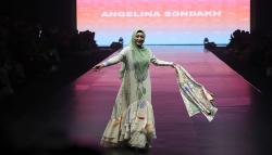 Gaya Angelina Sondakh Pakai Busana Muslim Berjalan di Tengah Catwalk