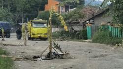 Akses ke TPA Sarimukti KBB Rusak Parah, Warga Kesal Tanam Pohon Pisang di Jalan<