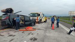 Kronologi Alphard Tabrak Truk Trailer hingga Tewaskan 3 Orang di Tol Solo-Semarang<