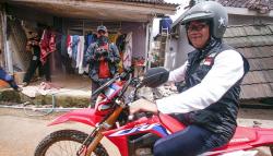 Gubernur Ridwan Kamil Naik Motor Trail Cek Kondisi Pengungsi Gempa Cianjur<