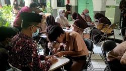 Hari Guru, Puluhan Siswa SMA di Surabaya Potong Kuku Gurunya Sebagai Penghormatan
