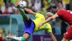 Foto-Foto Tendangan Salto Richarlison Robek Gawang Serbia