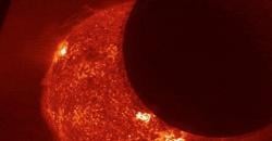 Satelit Luar Angkasa Rekam Video Bulan Melewati Matahari, Halangi Permukaan yang Menyala-nyala 