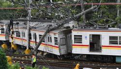 50 Penumpang Dievakuasi saat KRL Tertimpa Tiang Listrik di Kampung Bandan