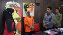 Istri di Cirebon Dobrak Pintu Kamar Mandi saat Suami Perkosa Anak Tiri<