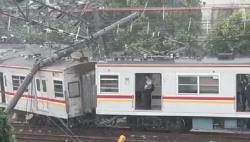 KRL Tertimpa Tiang Listrik sampai Keluar Rel di Perlintasan Kampung Bandan Ancol