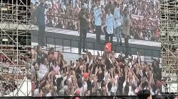 Jokowi Selfie dengan Sukarelawan hingga Berikan Jaket G20 di Acara Nusantara Bersatu