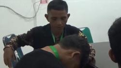 Pelajar yang Tendang Nenek hingga Terpental Dihukum Sosial Bersihkan Masjid selama 3 Bulan