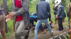 4 Pekerja Pemasangan Tiang Internet Tersengat Listrik, Terkapar di Jalanan Jakabaring