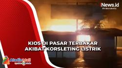 3 Mobil Damkar dan 2 Truk Penyuplai Air Dikerahkan untuk Padamkan Kebakaran di Pasar Bandung<