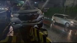Jalanan Basah usai Hujan, Mobil Seruduk Barier Beton di Simpang Semanggi