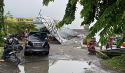 Hujan Deras Disertai Angin Kencang Terjang Sidoarjo, Atap Sentra Kuliner Ambruk 